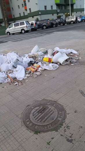Residuos de una reforma de un baño en la calle de Manuel Alemán Álamo/TA.